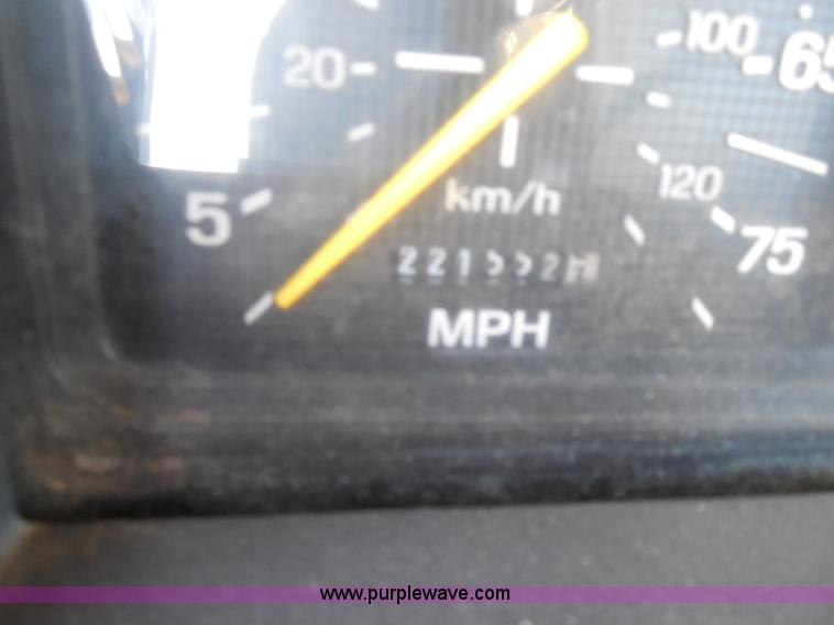 image for item I1312 1997 Ford F800 truck cab and chassis