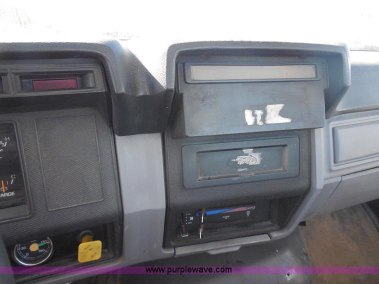 image for item I1312 1997 Ford F800 truck cab and chassis