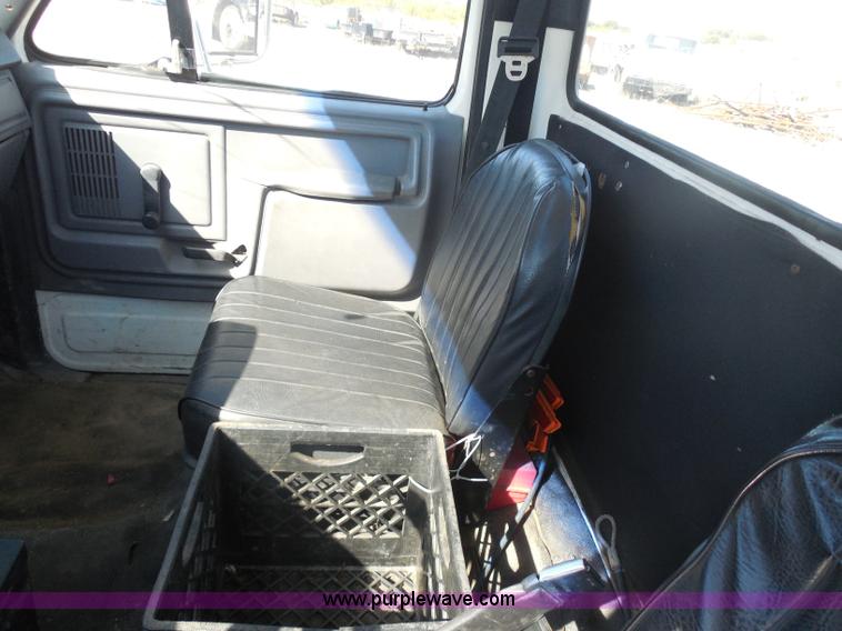 image for item I1312 1997 Ford F800 truck cab and chassis