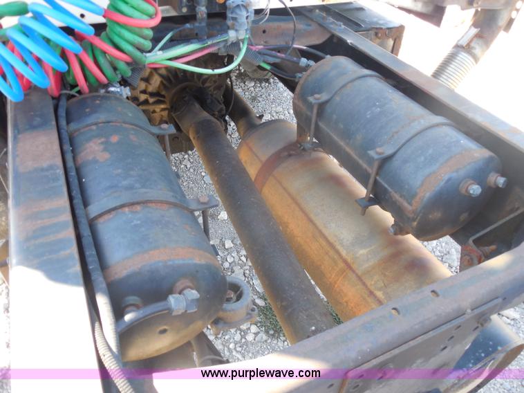 image for item I1312 1997 Ford F800 truck cab and chassis