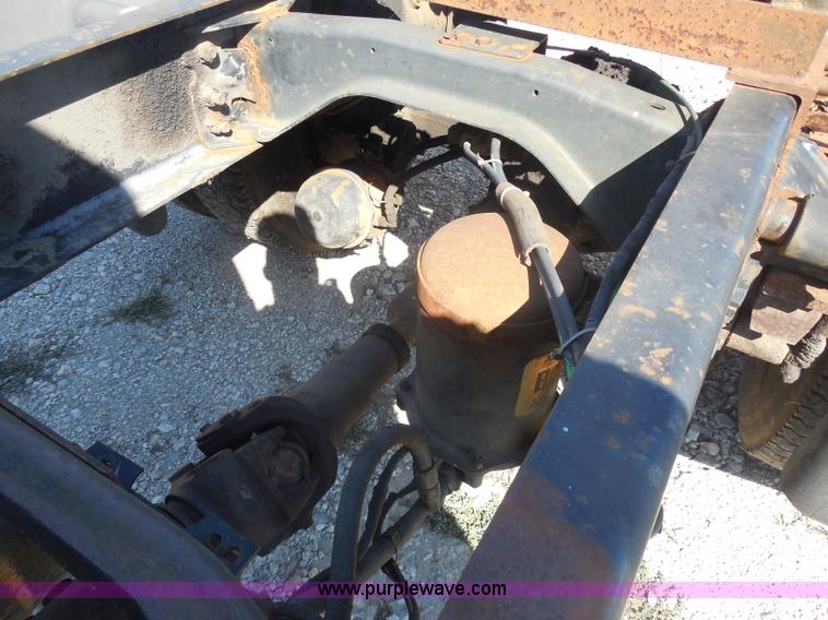 image for item I1312 1997 Ford F800 truck cab and chassis