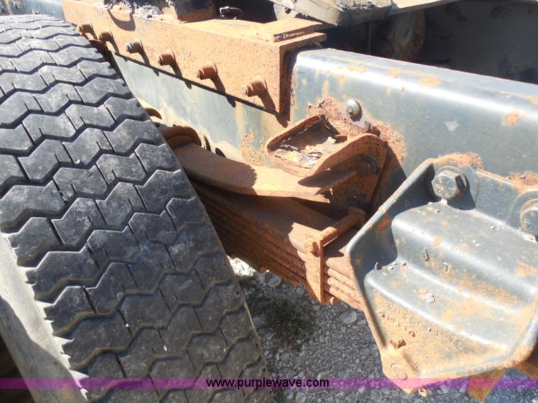 image for item I1312 1997 Ford F800 truck cab and chassis