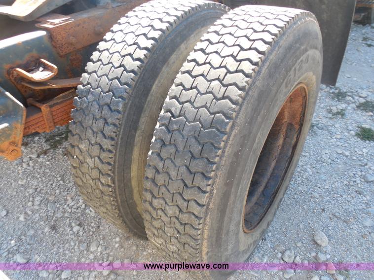 image for item I1312 1997 Ford F800 truck cab and chassis