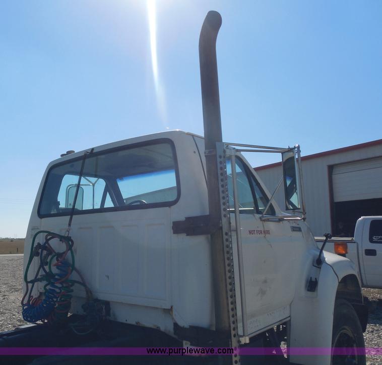 image for item I1312 1997 Ford F800 truck cab and chassis