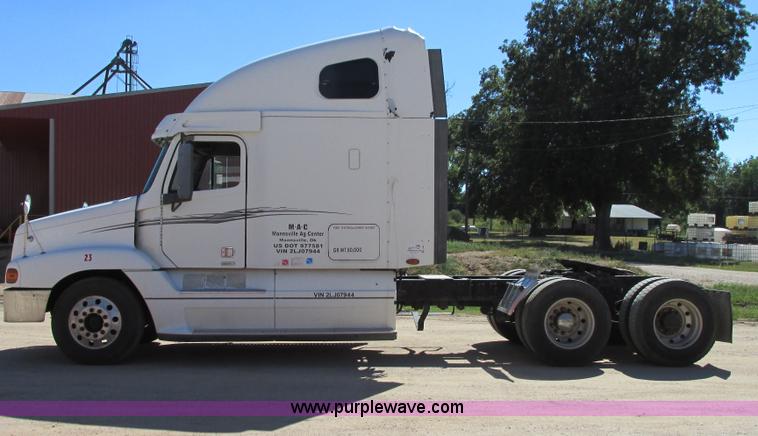 image for item I4980 2002 Freightliner Century Class ST120 semi truck