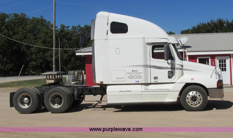 image for item I4980 2002 Freightliner Century Class ST120 semi truck