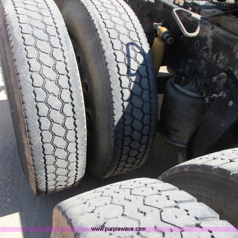 image for item I4980 2002 Freightliner Century Class ST120 semi truck