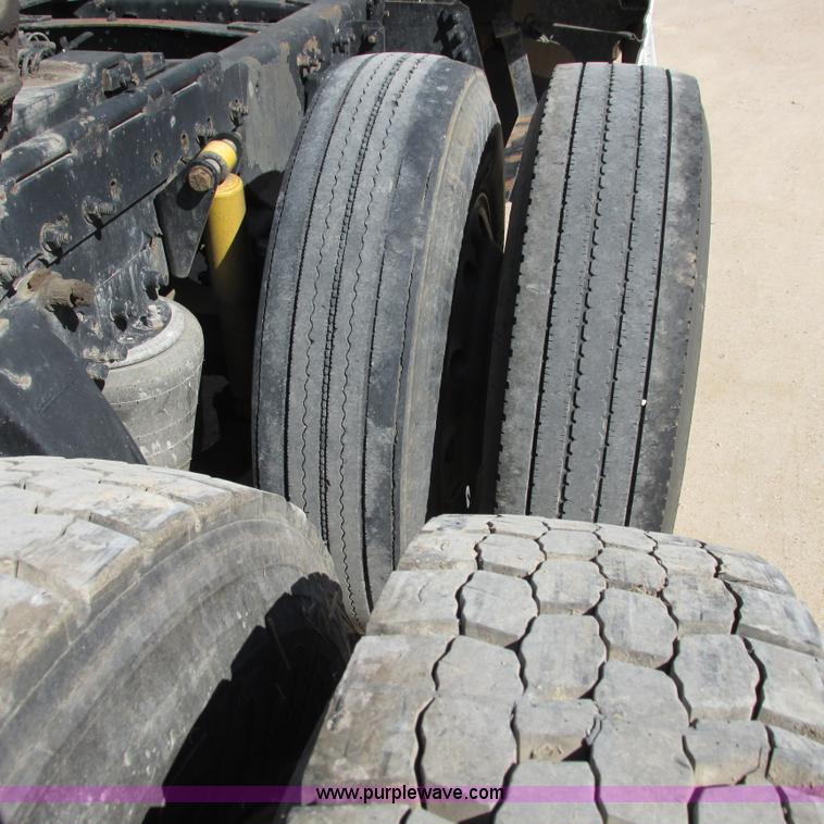 image for item I4980 2002 Freightliner Century Class ST120 semi truck