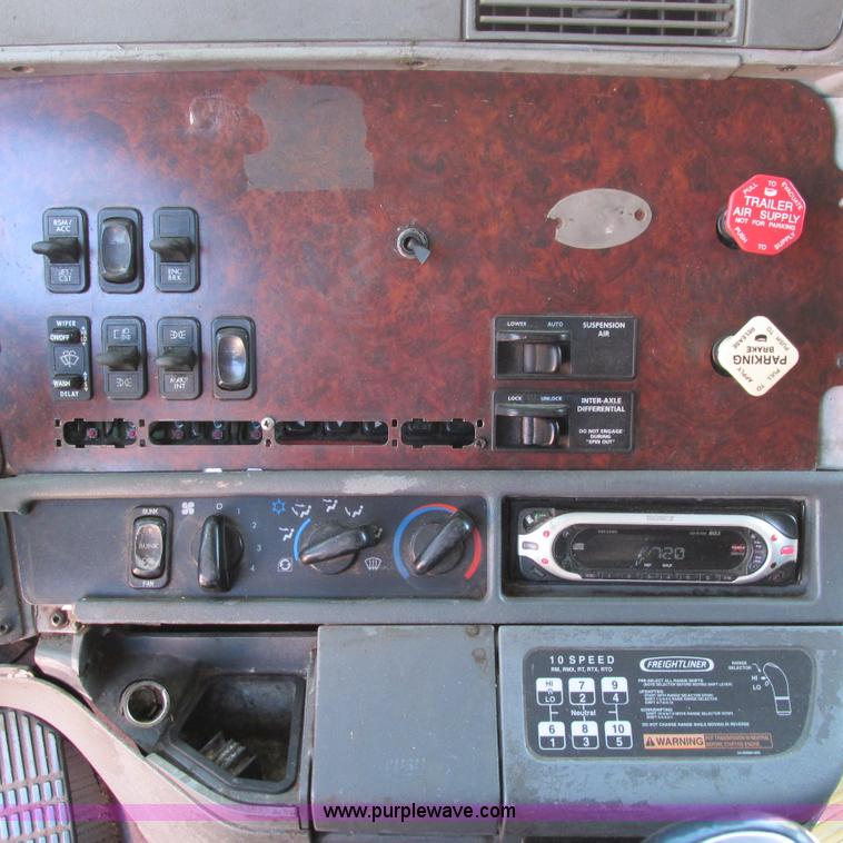 image for item I4980 2002 Freightliner Century Class ST120 semi truck