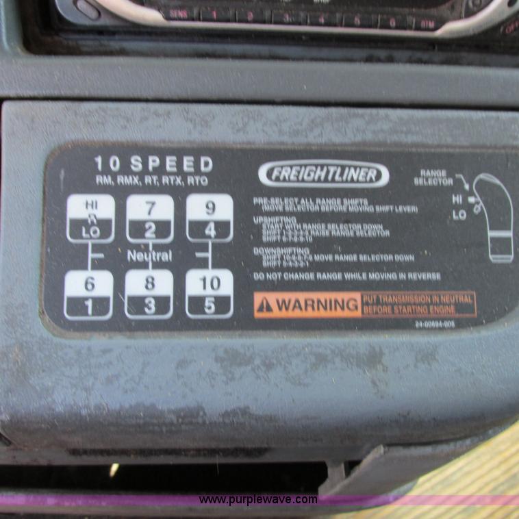 image for item I4980 2002 Freightliner Century Class ST120 semi truck