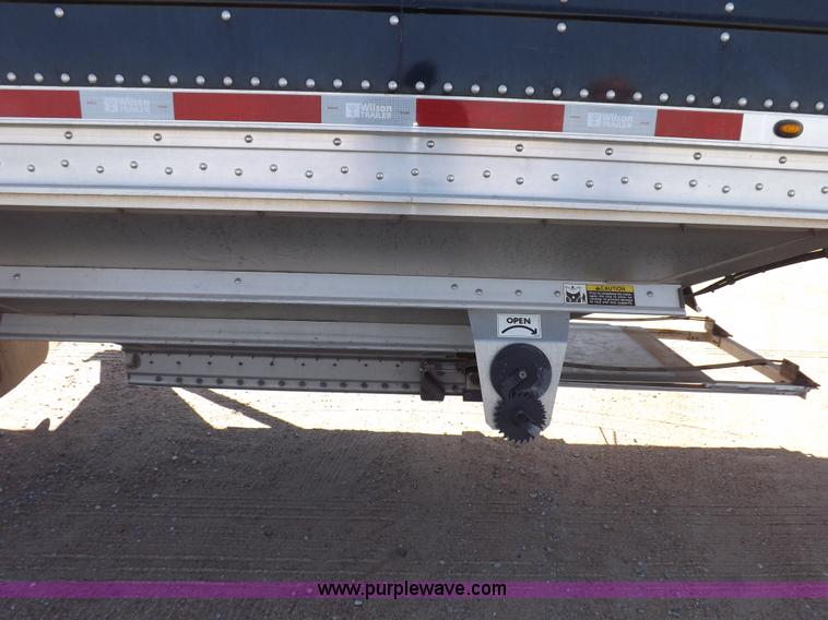 image for item I7586 2012 Wilson DWH 550B Pacesetter grain trailer