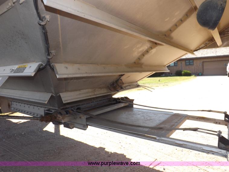 image for item I7586 2012 Wilson DWH 550B Pacesetter grain trailer