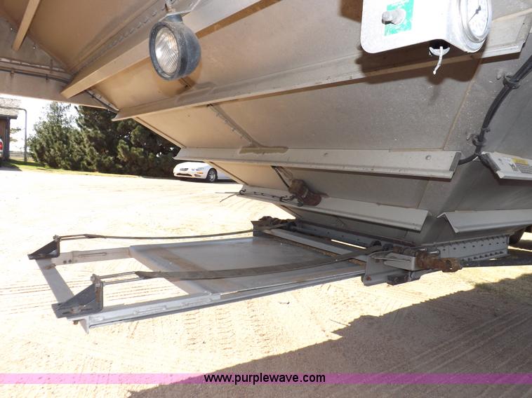 image for item I7586 2012 Wilson DWH 550B Pacesetter grain trailer