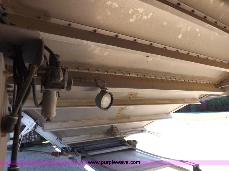 image for item I7586 2012 Wilson DWH 550B Pacesetter grain trailer