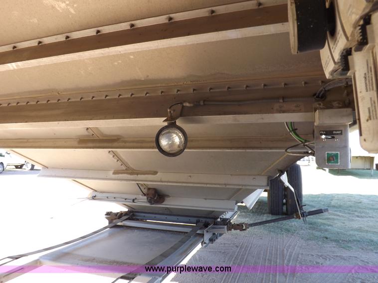 image for item I7586 2012 Wilson DWH 550B Pacesetter grain trailer