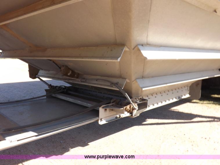 image for item I7586 2012 Wilson DWH 550B Pacesetter grain trailer