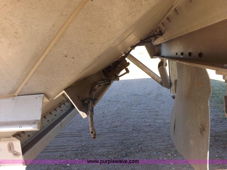 image for item I7586 2012 Wilson DWH 550B Pacesetter grain trailer