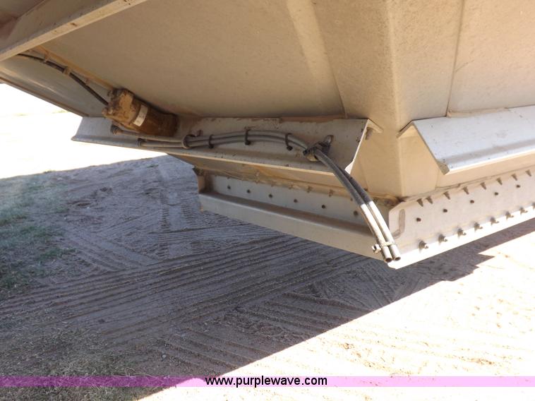 image for item I7586 2012 Wilson DWH 550B Pacesetter grain trailer