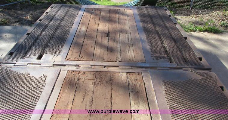 image for item A8646 2008 Ledwell LW53HT3-10-PB Hydratail triple axle trailer