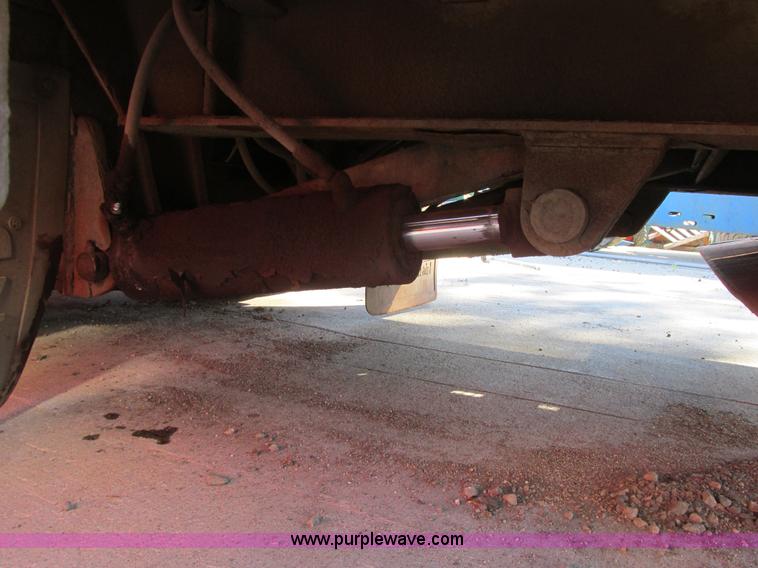 image for item A8646 2008 Ledwell LW53HT3-10-PB Hydratail triple axle trailer