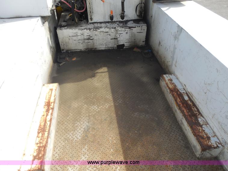 image for item I1317 2006 Ford F550 service truck