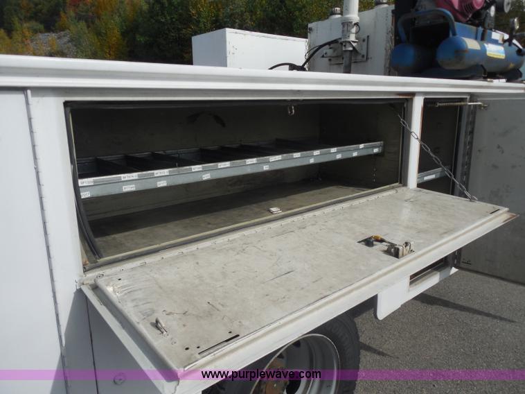 image for item I1317 2006 Ford F550 service truck