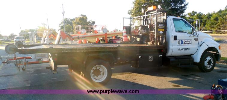 image for item I1318 2007 Ford F650 rollback delivery truck
