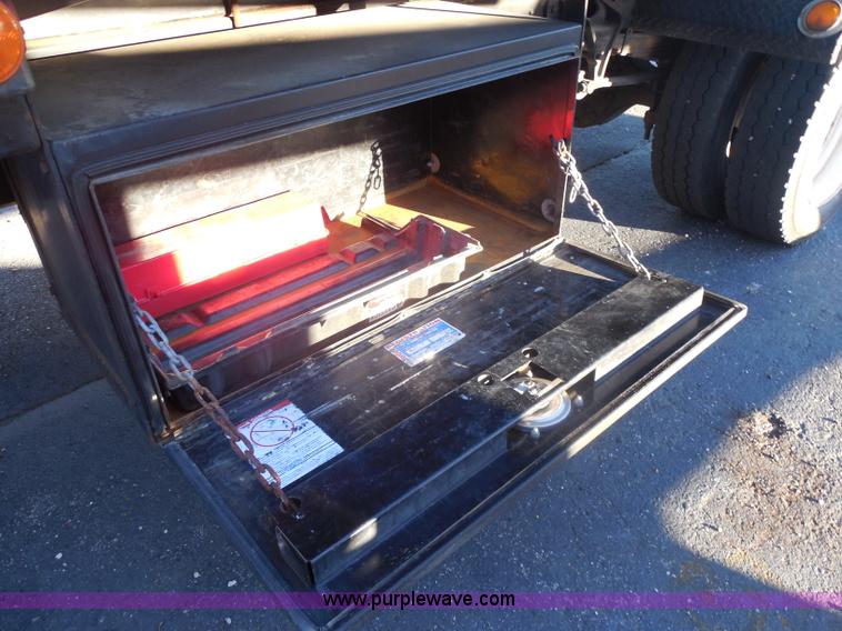 image for item I1318 2007 Ford F650 rollback delivery truck