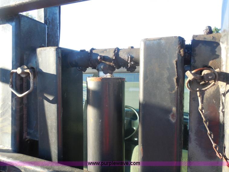 image for item I1318 2007 Ford F650 rollback delivery truck