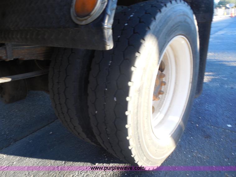 image for item I1318 2007 Ford F650 rollback delivery truck