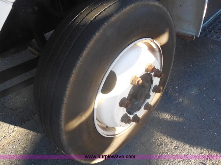 image for item I1318 2007 Ford F650 rollback delivery truck