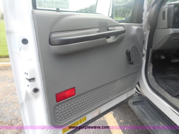 image for item I1336 2006 Ford F550 flatbed lube truck