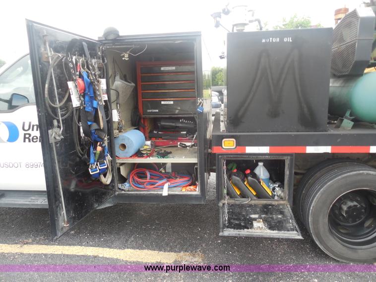 image for item I1336 2006 Ford F550 flatbed lube truck