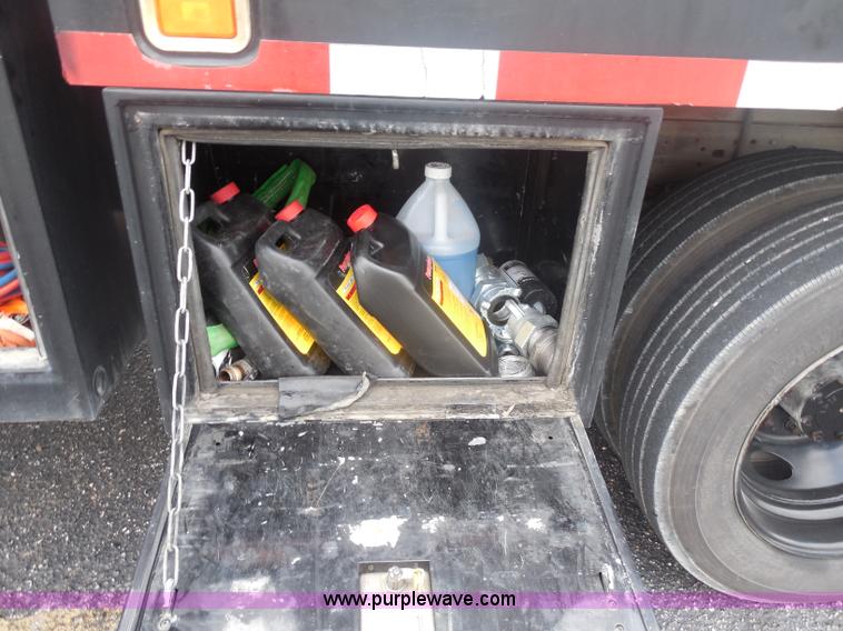 image for item I1336 2006 Ford F550 flatbed lube truck