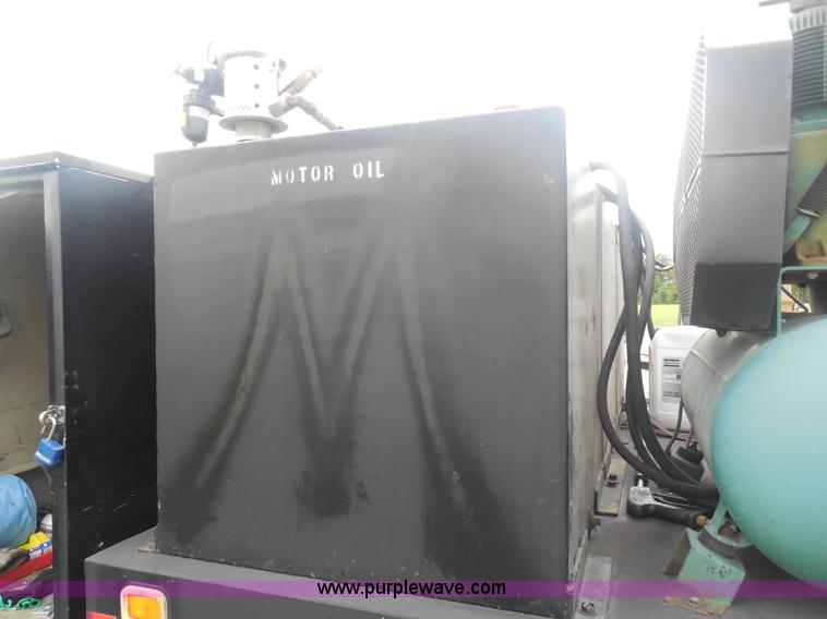 image for item I1336 2006 Ford F550 flatbed lube truck