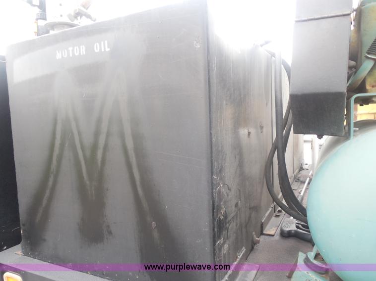 image for item I1336 2006 Ford F550 flatbed lube truck