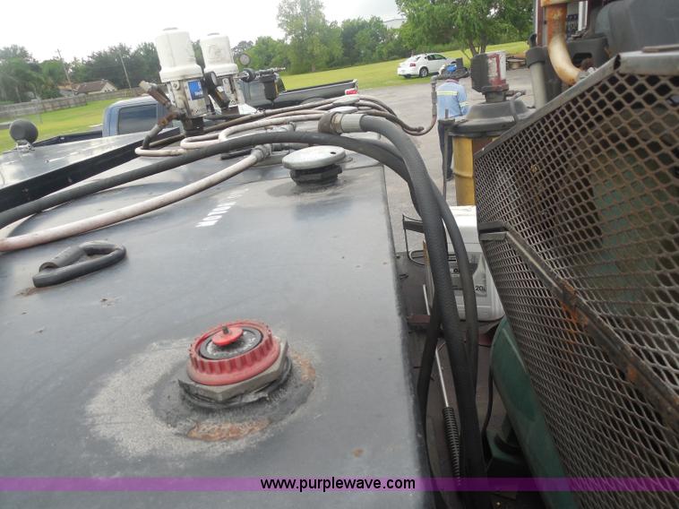 image for item I1336 2006 Ford F550 flatbed lube truck