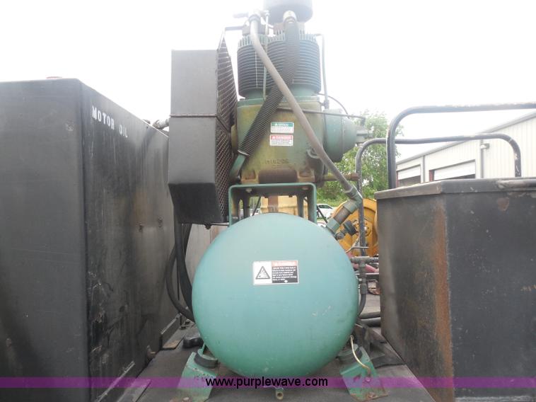 image for item I1336 2006 Ford F550 flatbed lube truck