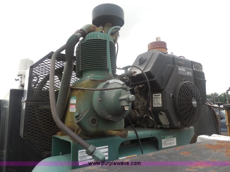 image for item I1336 2006 Ford F550 flatbed lube truck