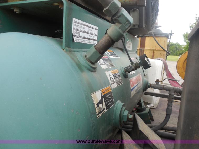 image for item I1336 2006 Ford F550 flatbed lube truck