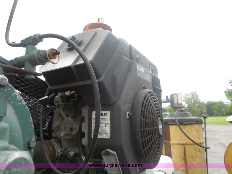 image for item I1336 2006 Ford F550 flatbed lube truck