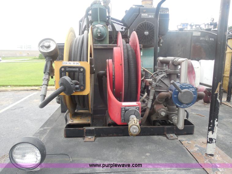 image for item I1336 2006 Ford F550 flatbed lube truck