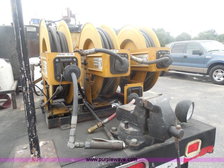 image for item I1336 2006 Ford F550 flatbed lube truck