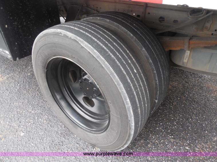 image for item I1336 2006 Ford F550 flatbed lube truck