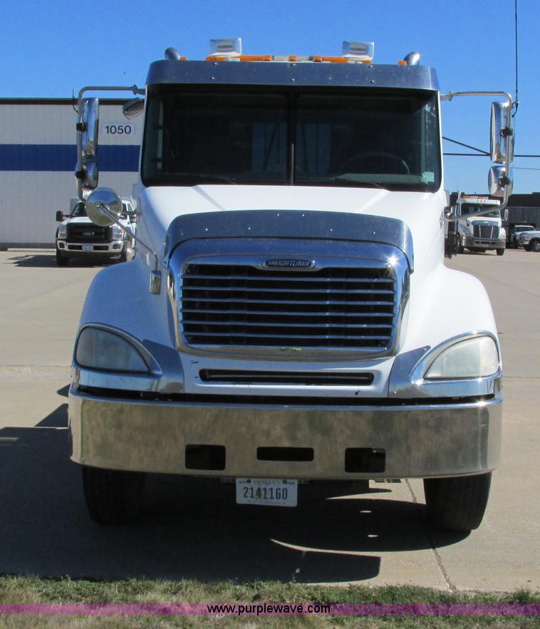 image for item I4234 2006 Freightliner Columbia CL120ST semi truck