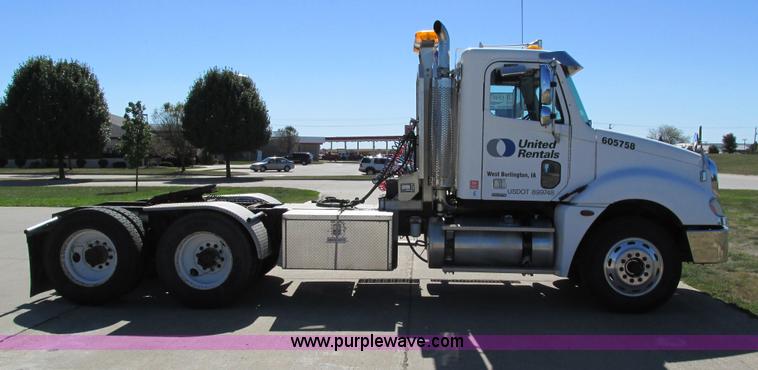 image for item I4234 2006 Freightliner Columbia CL120ST semi truck