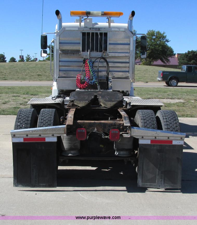 image for item I4234 2006 Freightliner Columbia CL120ST semi truck