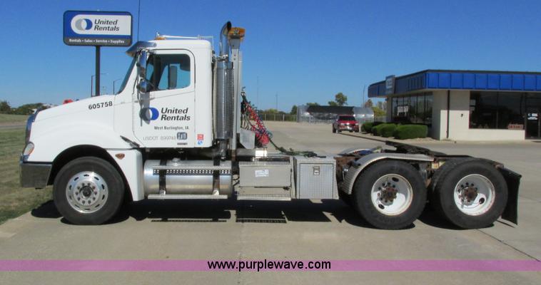 image for item I4234 2006 Freightliner Columbia CL120ST semi truck