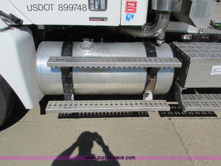 image for item I4234 2006 Freightliner Columbia CL120ST semi truck