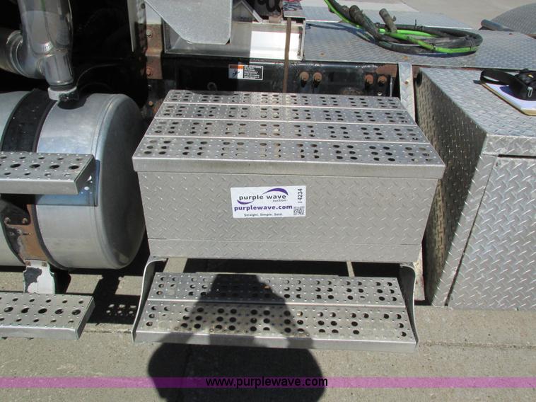 image for item I4234 2006 Freightliner Columbia CL120ST semi truck